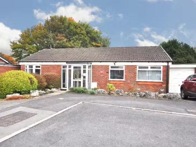 For Rent! 2 bedroom detached bungalow for rent in Lymbridge Dr.