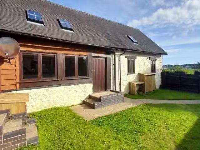 Unique 2 bedroom detached house for rent in The Hurst, Cleobur.