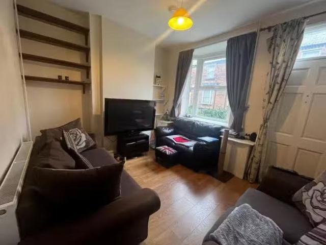 Cozy 2 bedroom end of terrace house for rent in Brookfield Roa.