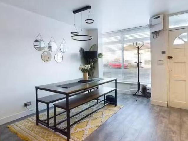 Charming 2 bedroom end of terrace house for rent in Jockey Roa.