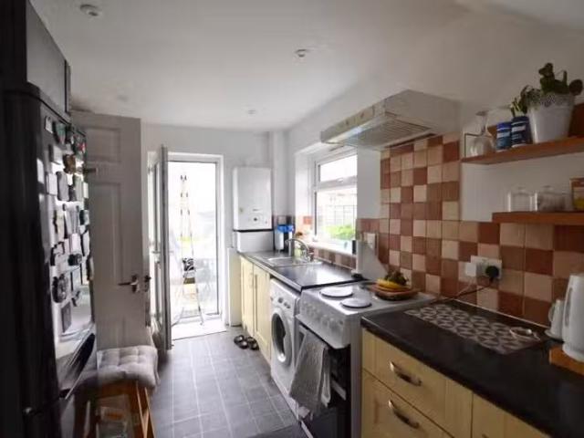 Just in! 2 bedroom end of terrace house for rent in Perry Spri.