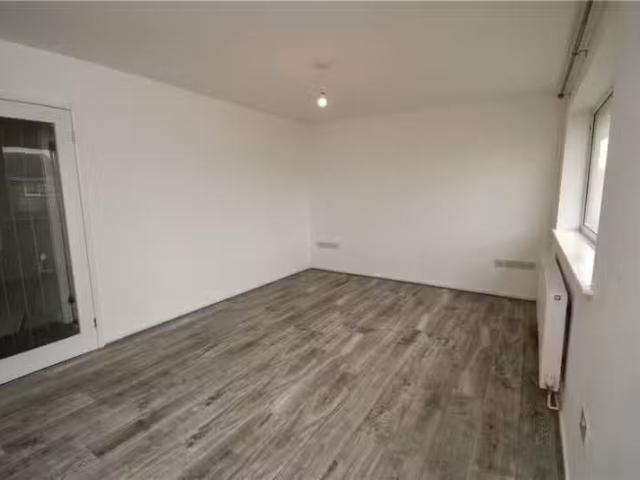Nice 2 bedroom flat for rent in Amberley Avenue, Moreton, Wirr.