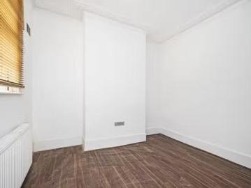Cheap 2 bedroom flat for rent in Leslie Road, Leytonstone, Lon.