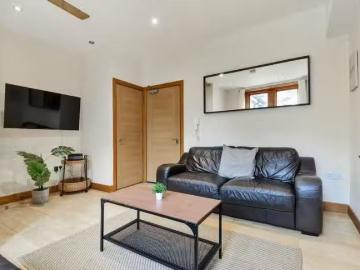 For Rent! 2 bedroom flat for rent in Milliner House, 105 Old C.