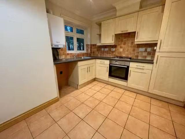 Cozy 2 bedroom flat for rent in Richmond Park Road, Charminste.