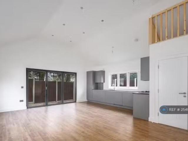 Cheap 2 bedroom semi detached house for rent in Harlow Road, S.