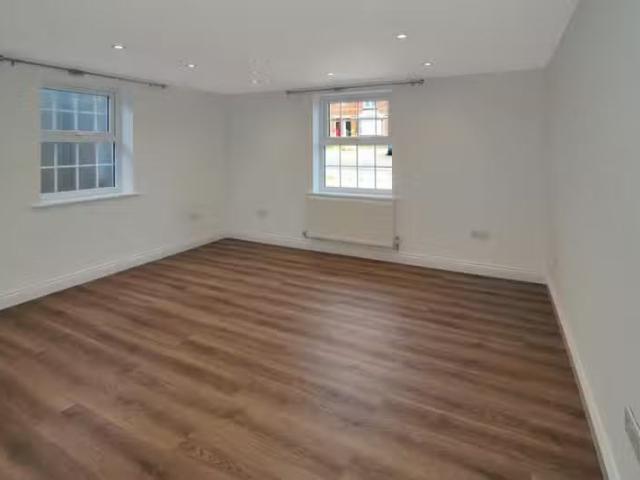 Deal! 2 bedroom semi detached house for rent in South Street.