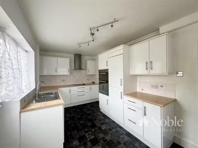 Unique 2 bedroom semi detached house for rent in The Broadwalk.