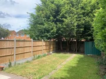 For Rent! 2 bedroom terraced house for rent in Meadow Road, Al.