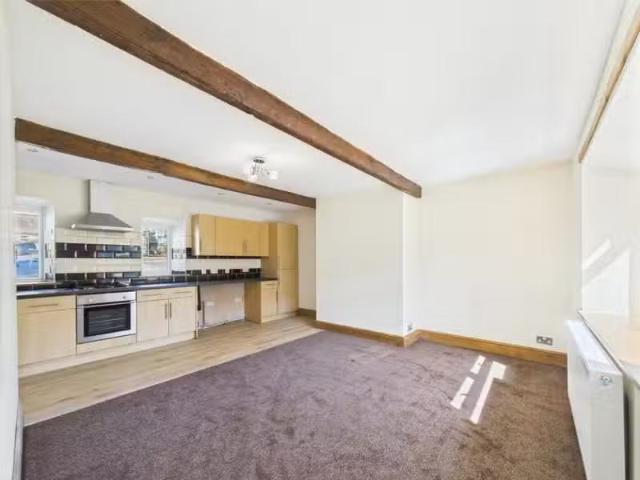 Deal! 2 bedroom terraced house for rent in Chapel Street, Quee.
