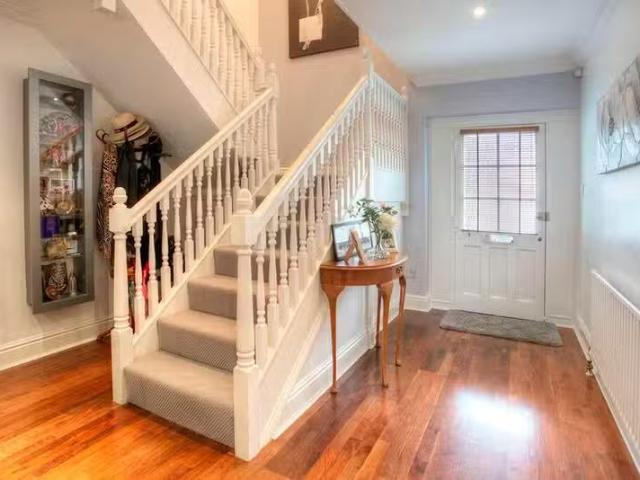 Charming 2 bedroom terraced house for rent in Seymour Mews, Sa.