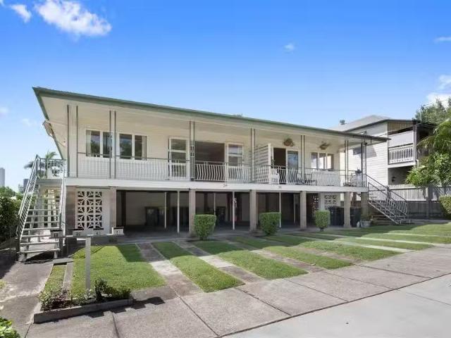 Nice 2 BR 4/24 26 Qualtrough Street, WOOLLOONGABBA, QLD 4102.