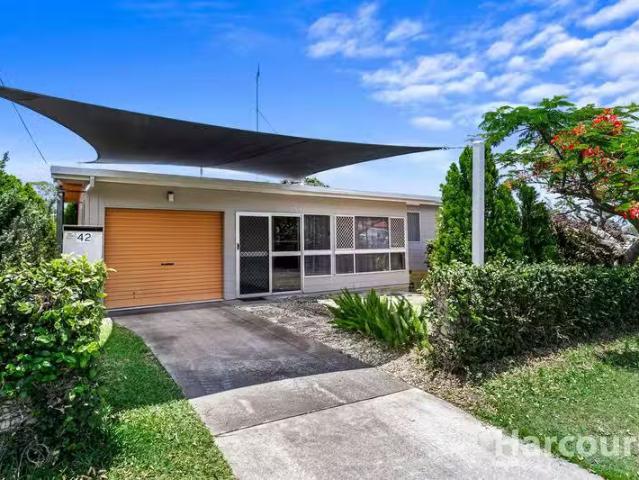 Charming 2 BR 42 Hillcrest Avenue, SCARNESS, QLD 4655 House.