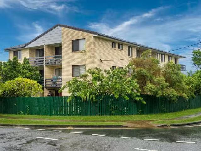 Cozy 2 BR 4/57 Dunellan Street, GREENSLOPES, QLD 4120 Unit f.