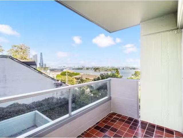 Nice 2 BR 5/90 Blues Point Road, Mc Mahons Point Apartment for.