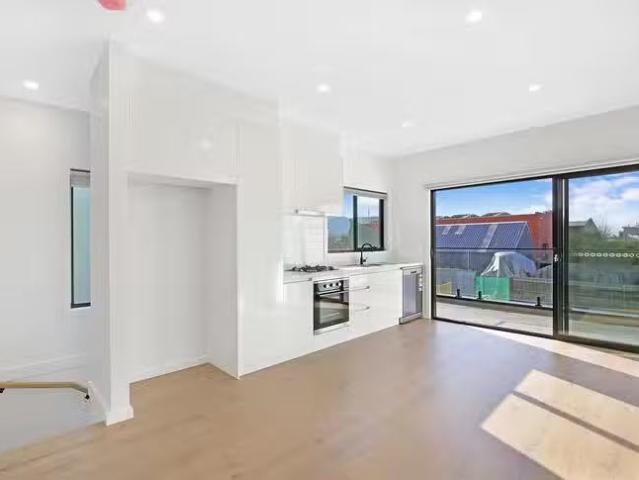 For Rent! 2 BR 6/20 Green Street, Airport West, VIC 3042