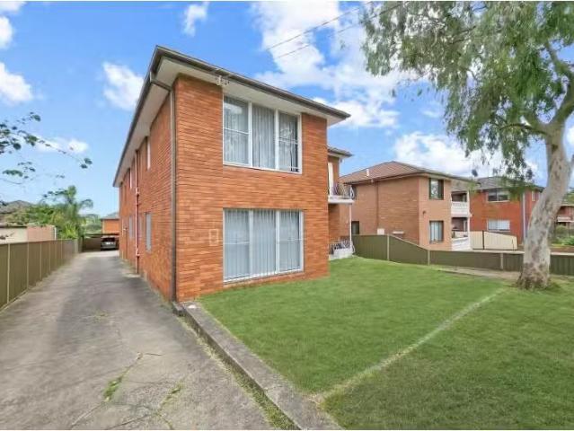 Charming 2 BR 6/8 Mc Court Street, Wiley Park Apartment for re.
