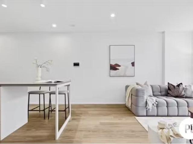 Charming 2 BR 701/170 Logan Rd, Woolloongabba Apartment for re.