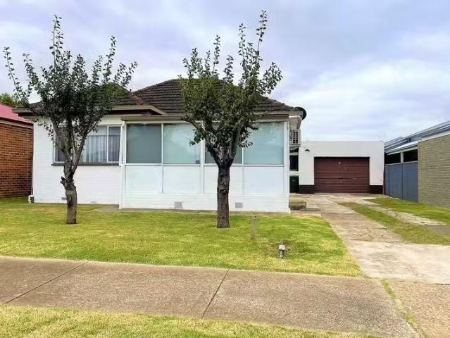Cozy 2 BR 80 Thorburn Street, Bell Park, VIC 3215 House for.