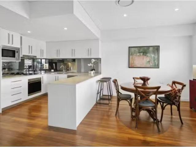 Unique 2 BR 8/36 Wyndora Avenue, Freshwater Apartment for rent.
