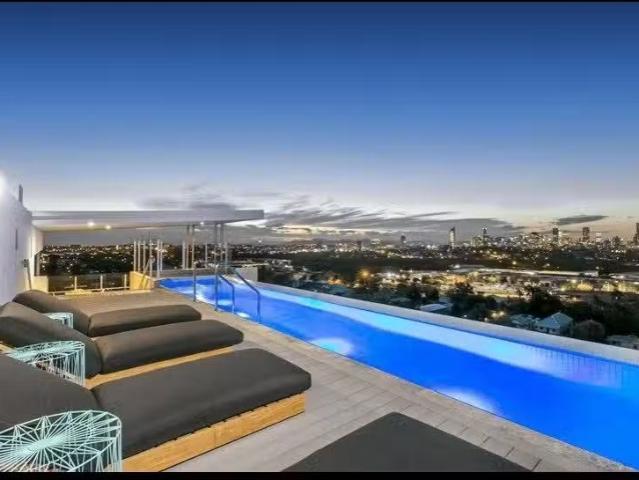 Just in! 2 BR 1045/123 Cavendish Road, Coorparoo Apartment for.