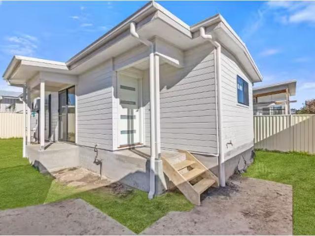 Charming 2 BR 11a Dampier Boulevard, Killarney Vale Apartment.