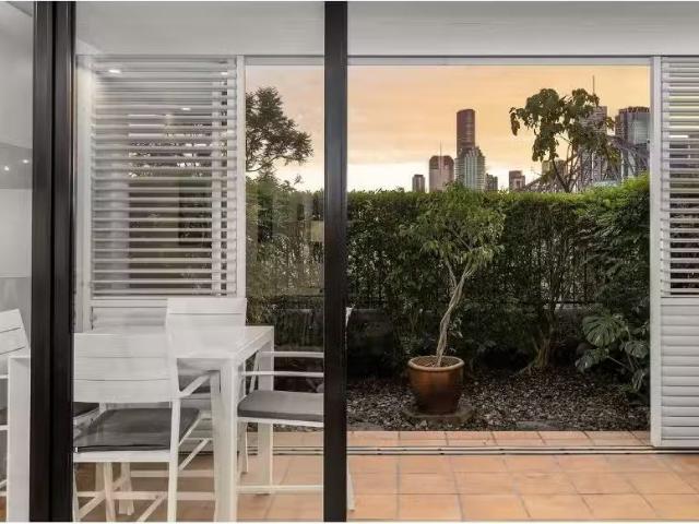 For Rent! 2 BR 1/210 Bowen Terrace, NEW FARM Apartment for ren.