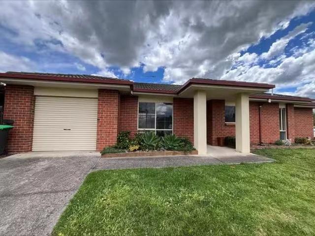 For Rent! 2 BR 121 Breed Street, Traralgon, VIC 3844