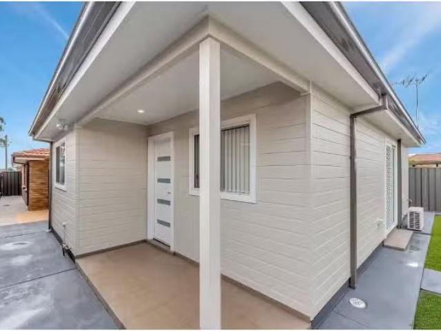 Deal! 2 BR 12A Hope Crescent, Bossley Park House for rent Lis.