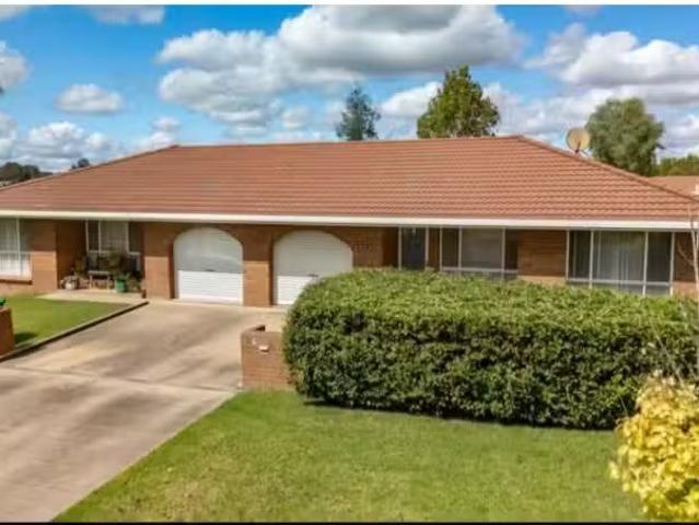 Unique 2 BR 1/7 Evangelene Crescent, ARMIDALE Townhouse for re.