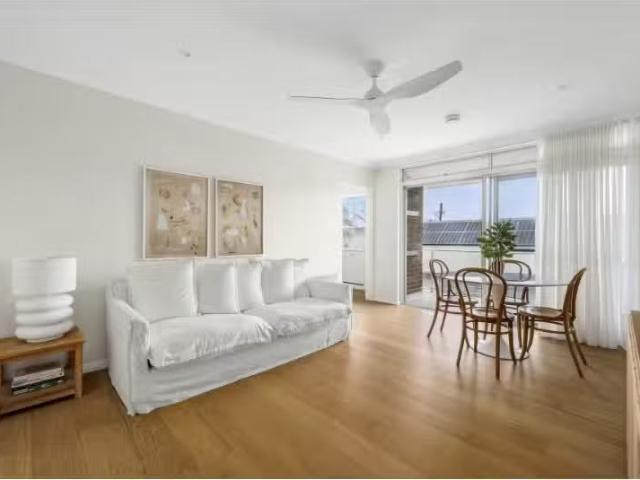 Nice 2 BR 15/94 Lawrence Street, Freshwater Apartment for rent.