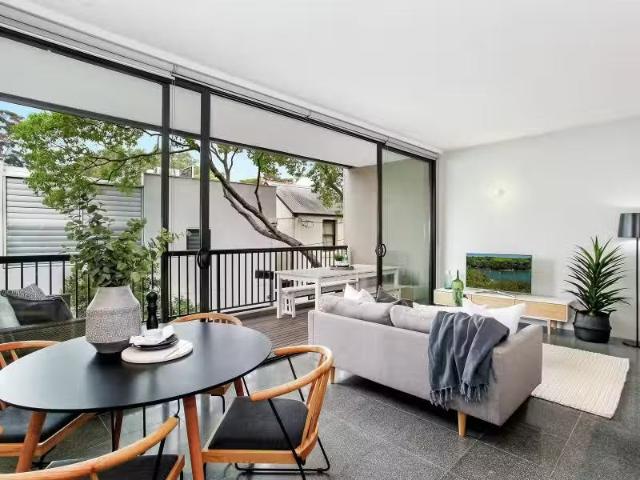 Deal! 2 BR 1 Adelaide Street, Surry Hills Apartment for rent.