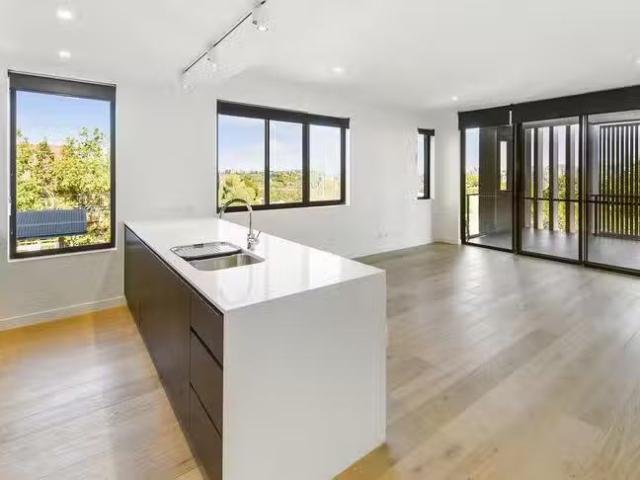 Just in! 2 BR 201/24 Norman Crescent, Norman Park, QLD 4170