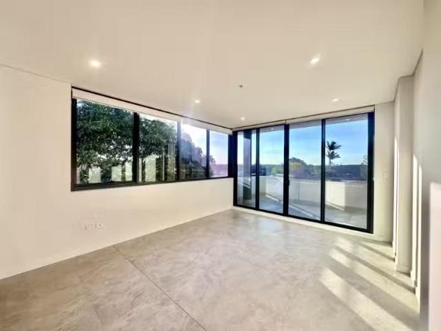 Charming 2 BR 201/2 Dreadnought Street, Roselands Apartment fo.