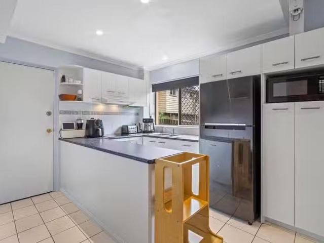 Rental! 2 BR 2/43 Hunter Street, GREENSLOPES, QLD 4120 Apart.