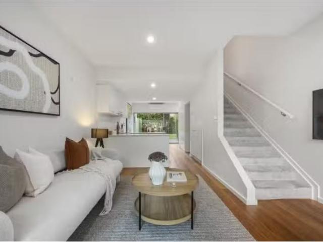 Unique 2 BR 26/30 Ijong Street, Braddon Townhouse for rent Li.