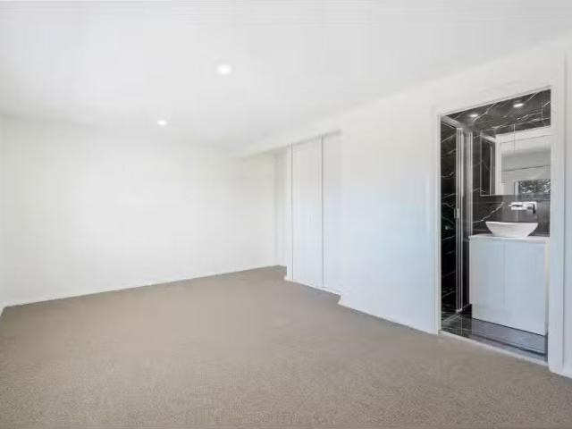 Nice 2 BR 2/75 Ocean Parade, THE ENTRANCE Apartment for rent.