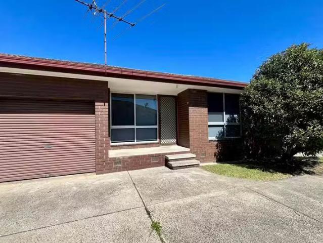 Deal! 2 BR 2/77 79 Princess Road, Corio, VIC 3214 Unit for R.