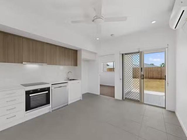 Nice 2 BR 2/9 Olivia Street, BEACHMERE, QLD 4510 Duplex for.