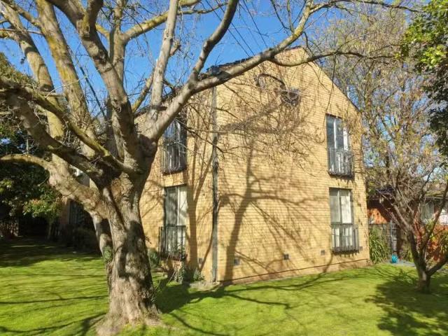 Cheap 2 BR 3/214 Kambrook Road, Caulfield VIC 3162 Apartment.