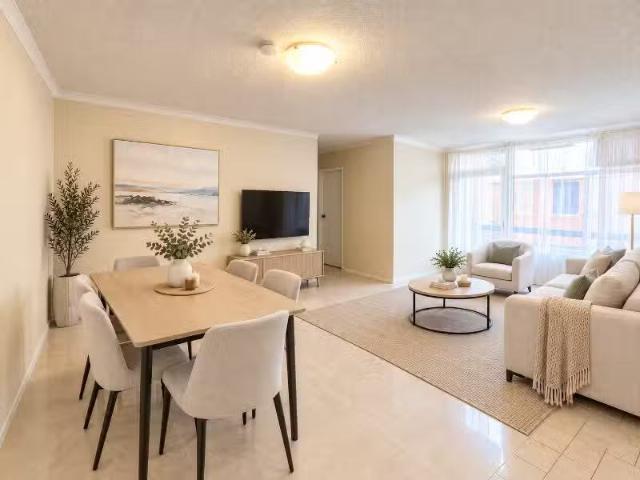 New 2 BR 36/68 Mascot Drive, Eastlakes Apartment for rent Lis.
