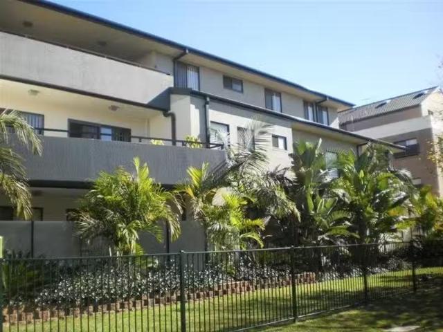 Cheap 2 BR 37/7 9 Regentville Road, Penrith Apartment for rent.