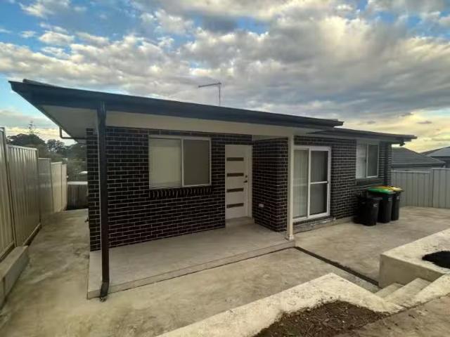 Cheap 2 BR a/112 Strickland Cres, ASHCROFT House for rent Lis.