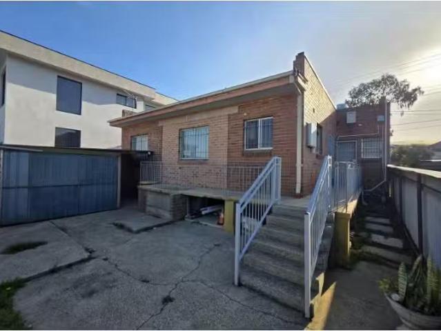 Nice 2 BR Flat 179 Clyde Street, Granville Apartment for rent.