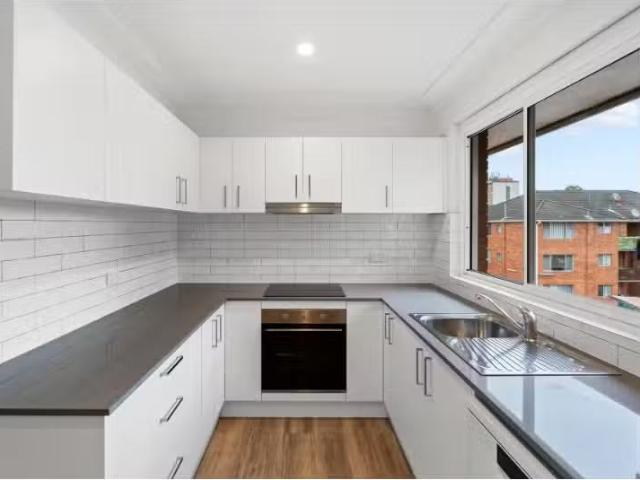 Just in! 2 BR Level 2/7/1 Gray Crescent, Eastlakes Apartment f.