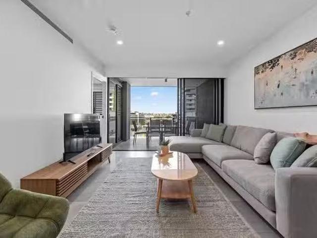 Deal! 2 BR Longland Street