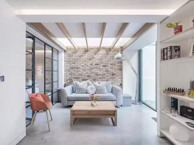 Charming 2 BR Portobello Road