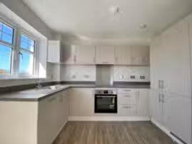 Deal! 2 BR Property & Houses to Rent: Emerald Avenue, Fleet, H.