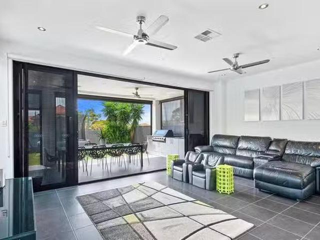Nice 2 Favril Street, Cannon Hill, QLD 4170