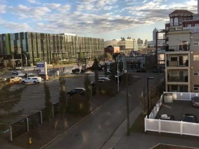 Unique 2 level, 2 bdrm corner unit overlooking downtown. — 2 Bedrooms Condo Unit